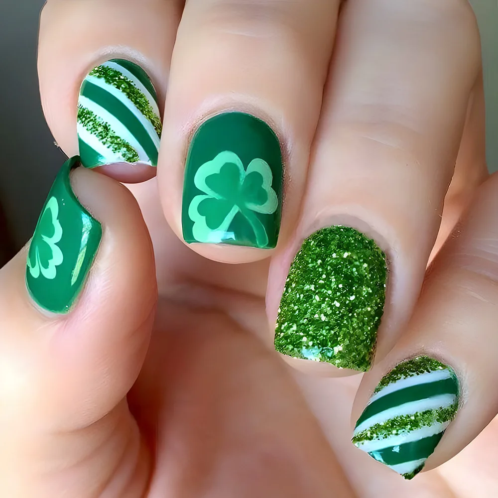 24 pièces à pression carrée courte sur les ongles-paillettes vertes avec des rayures vertes et blanches et conception de trèfle porte-bonheur