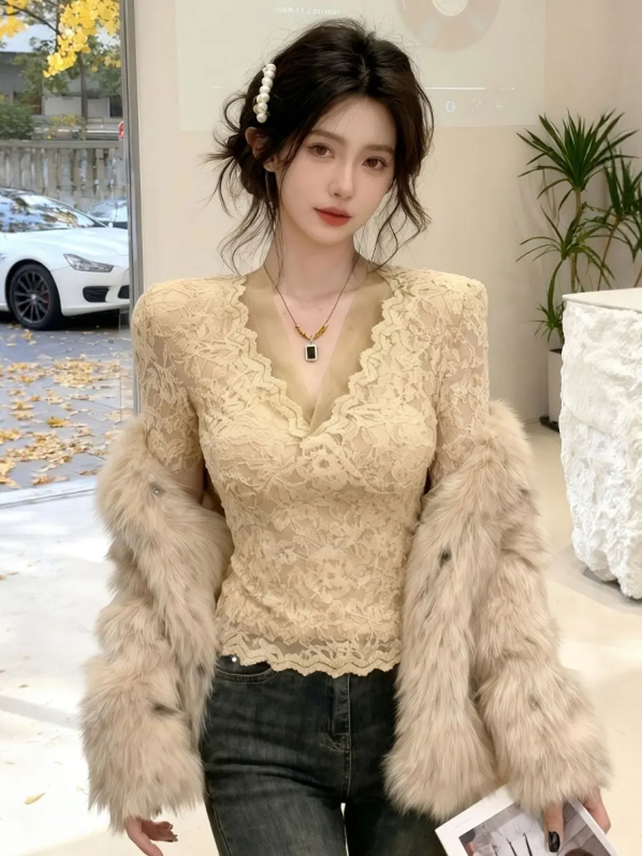 

French Style Lace Base Shirt Women's Inner Wear Short Thickened Cross V-neck High End Sensation Mesh Top for Autumn Winter