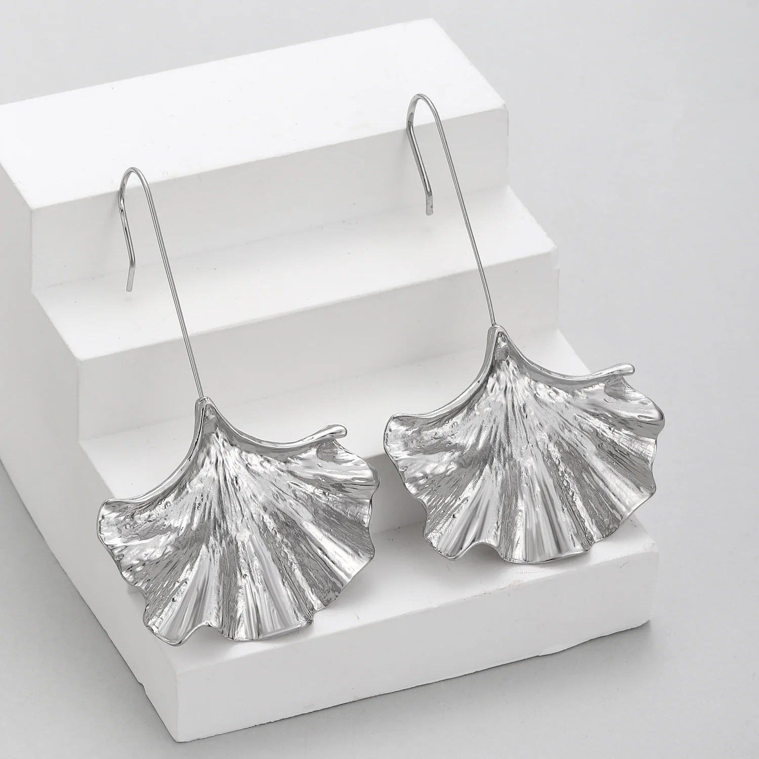 FANYIN New Ginkgo Leaf Pendant Earrings for Women Exaggerated Design Metal Leaf Ear Hook Earring Trendy Party Accessories