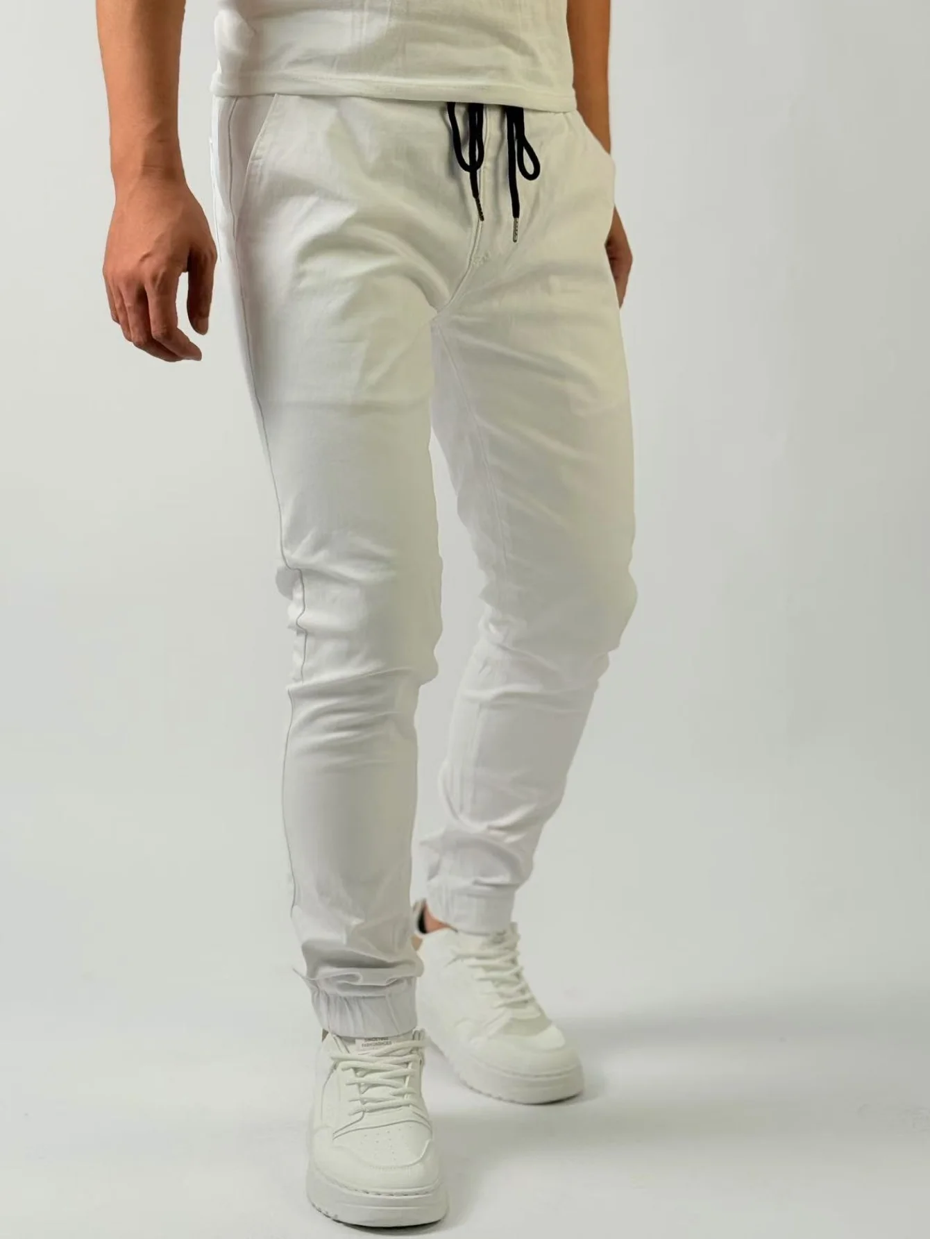 

KING JEANS White men's casual trousers with elastic waistband and drawstring design. Suitable for business and office wear