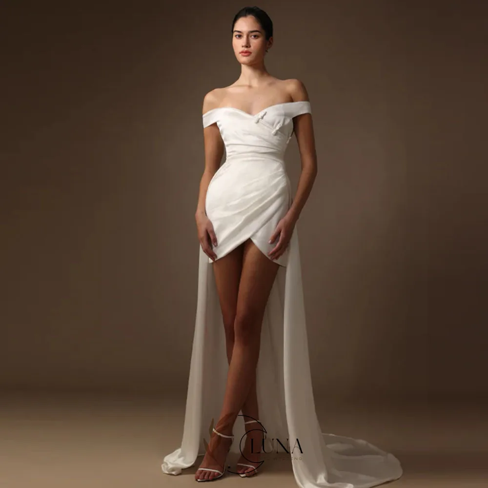 Luna Maßgeschneiderte schulterfreie Mini-Brautkleider im chinesischen Stil, sexy Etui-Schnitt, kurzes Hochzeitskleid für die Braut mit Schleppe
