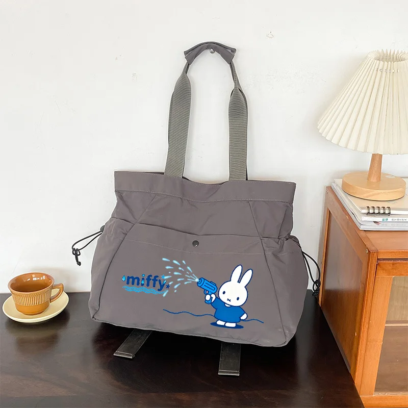 กระเป๋าโท้ทลายมิฟฟี่น่ารัก การ์ตูนมิฟฟี่กระต่าย กระเป๋าสะพายข้างเดียวสำหรับฟิตเนส โยคะ กระเป๋าเดินทางความจุสูง น้ำหนักเบา กระเป๋าแบบมีเชือกผูก