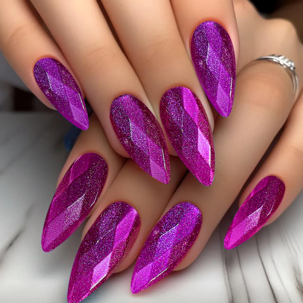 3D-Kunstnägel für Frauen und Mädchen. Funkelndes, schimmerndes Rautendesign mit reinem, gelben, roten, violetten, rosafarbenen Mandelspitzen. Drücken Sie auf falschen Nägel