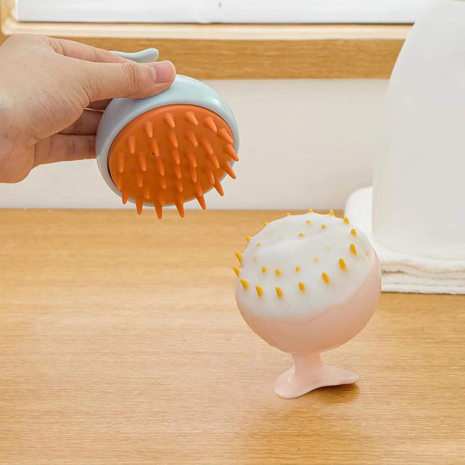 

Набор из 2 силиконовых массажных щеток для кожи головы, легкие портативные щетки для мытья волос для всех типов волос, ежедневный отшелушивающий массажер для кожи головы, идеально подходят для путешествий