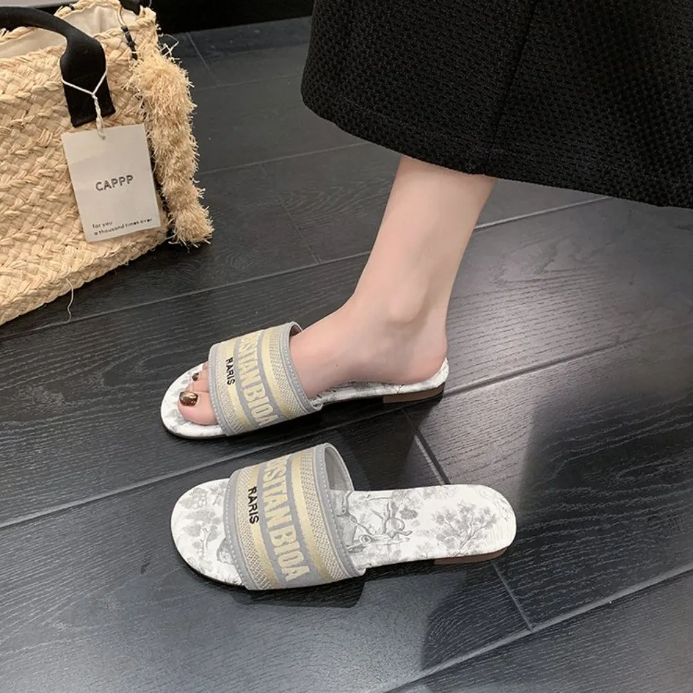 Damen-Mode-Flachpantoffeln, Sommer-Neuheit, runde Zehenpartie, offene Zehen, Buchstabenstickerei, weiche Sohle, rutschfeste Sandalen, Damen-Hausschuhe – Detail 28