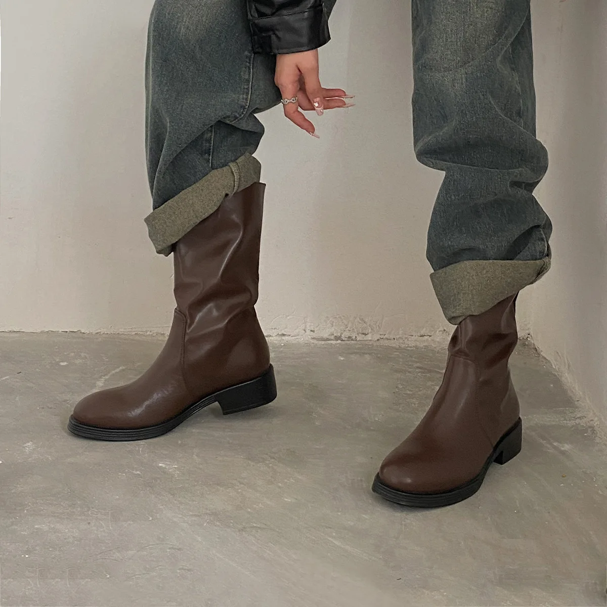 

Arden Furtado 2025 Autumn brown cowhide Chelsea boots Round toe slip-on Middle heel Modern boots Mid-Calf boots