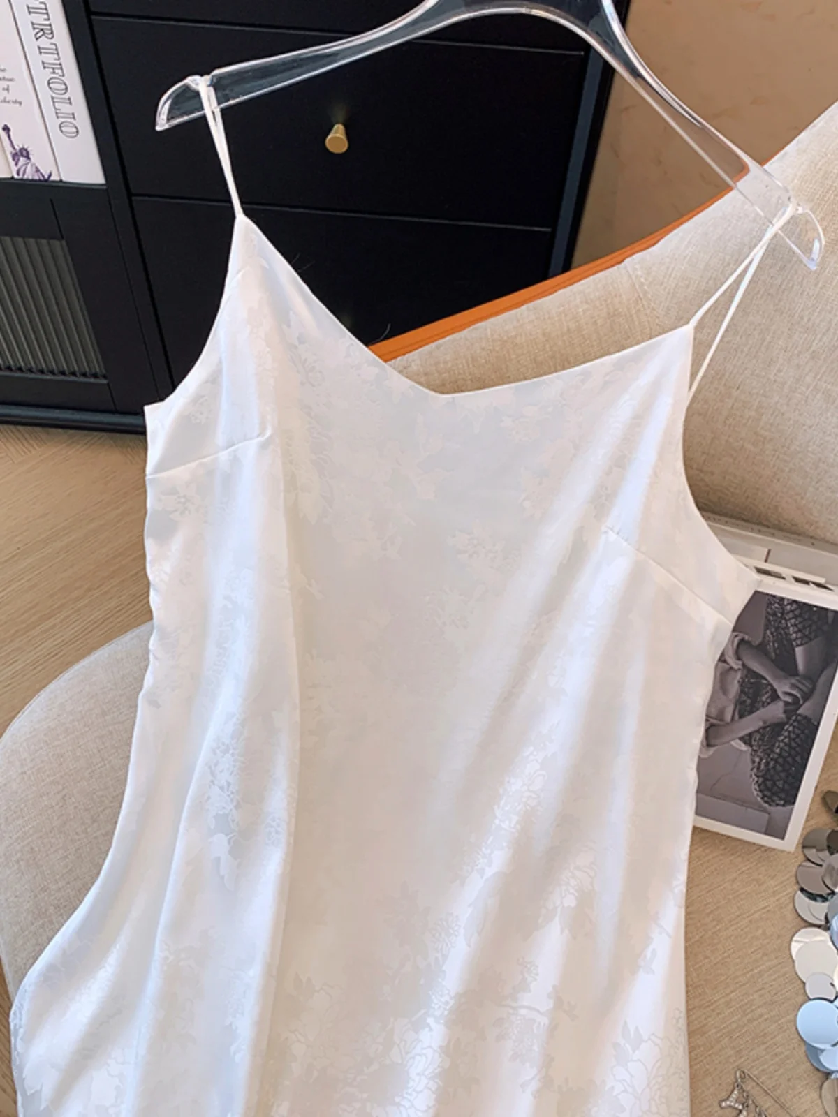 新しい中国風の花柄刺繍サテン女性の夏のルーズスリムロングドレントレンディストラップアセテートベストドレ