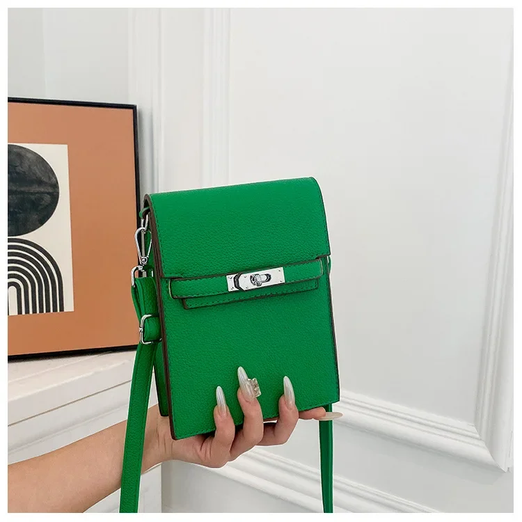 حقيبة كلاتش كروس أنيقة للسيدات لعام 2025 مستوحاة من أسبوع الموضة في باريس مصنوعة من النايلون المعاد تدويره وقابلة للفصل ومتينة