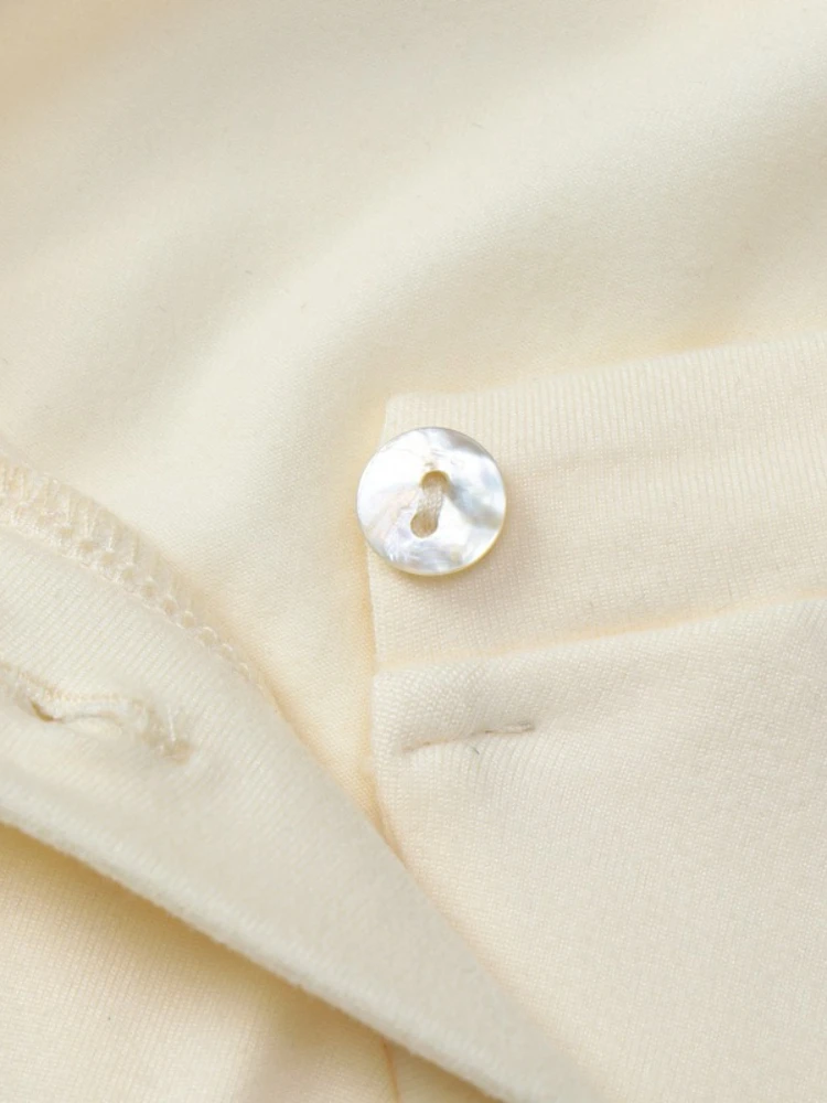 เดรสเสื้อยืดแขนสั้นคอวีติดกระดุม ความยาวกลางน่อง สไตล์สตรีทแวร์ สำหรับผู้หญิง ดีไซน์หรูหราเข้ารูป สีพื้น เหมาะสำหรับงานปาร์ตี้และงานกลางคืน ประจำฤดูใบไม้ร่วงปี 2025