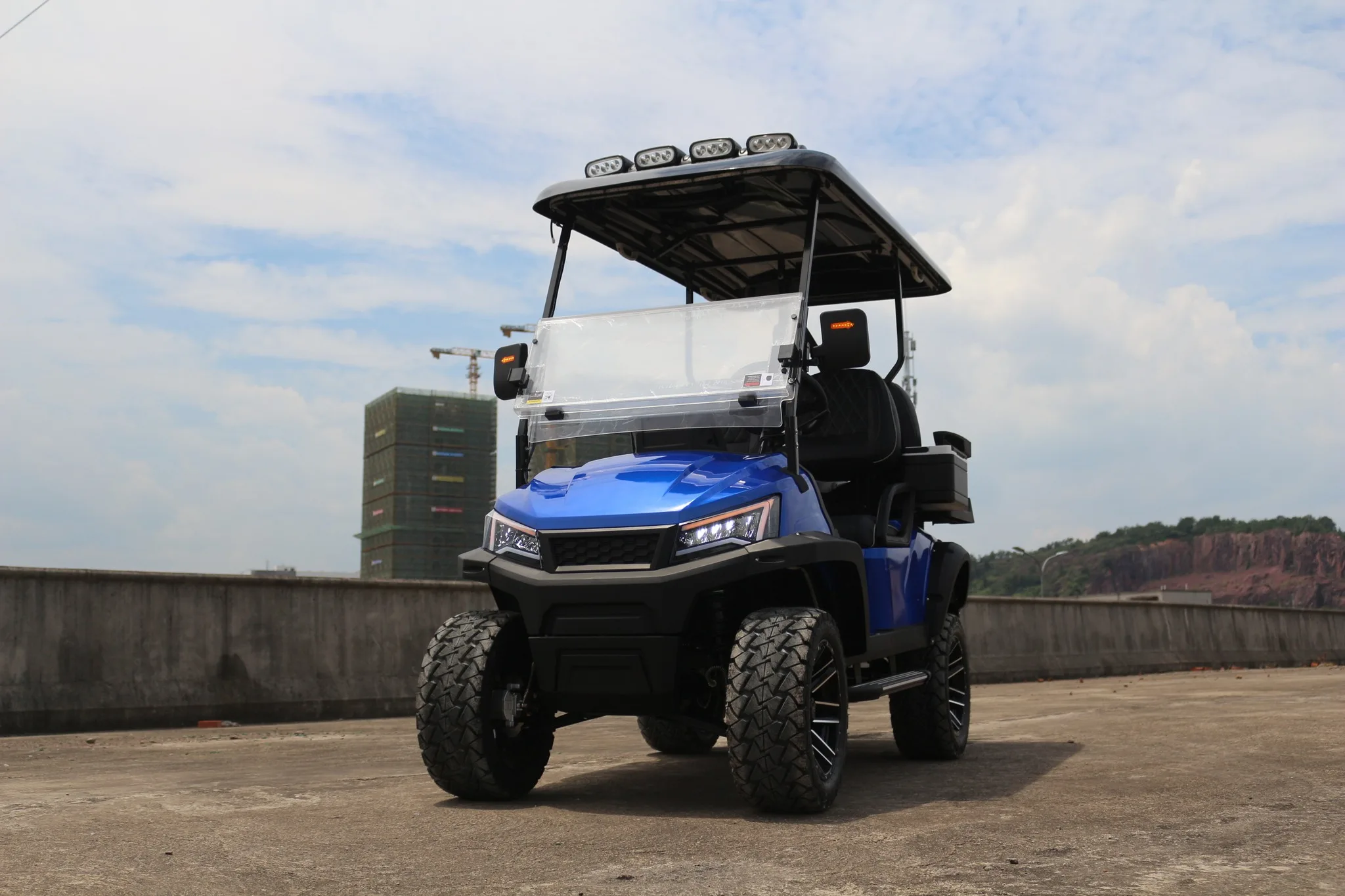 عربة جولف كهربائية ذات 4 مقاعد وبطارية ليثيوم للنادي من المصنع مباشرة للترفيه والترفيه