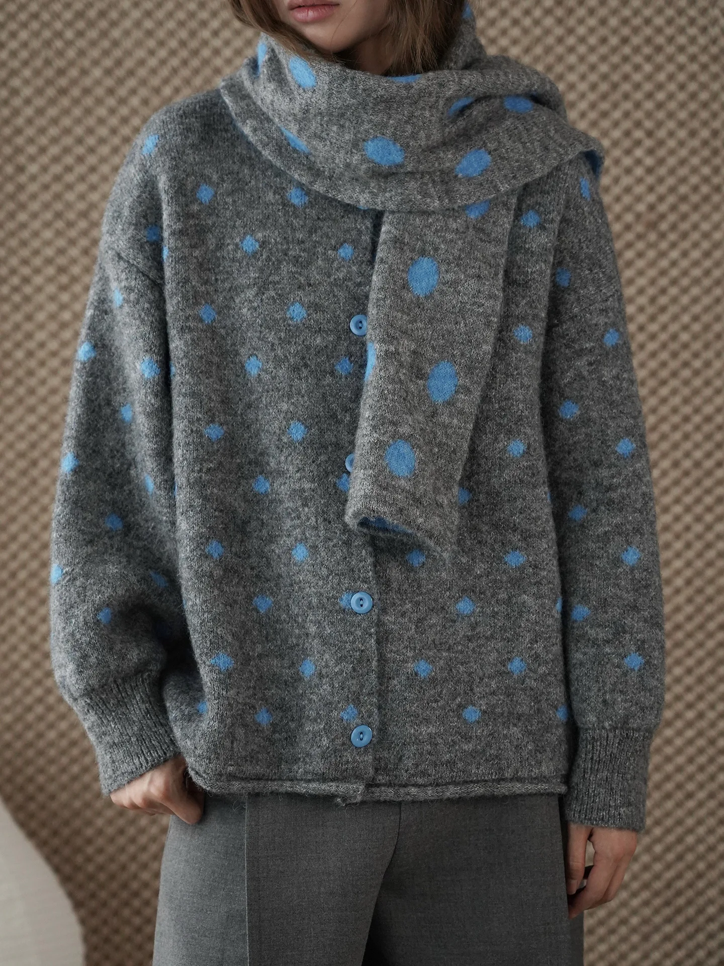 

Осенне-зимний теплый свитер с волнистыми точками и круглым вырезом, свободный мягкий и ленивый стиль, вязаный кардиган с шарфом для женщин