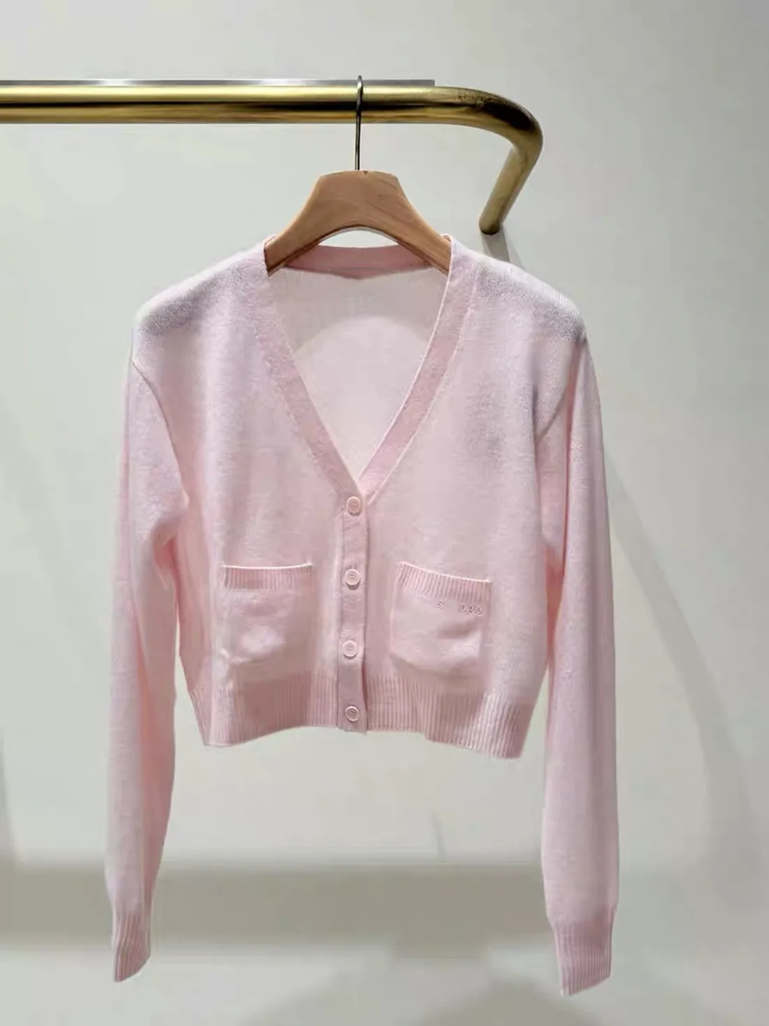 

Высококачественная версия, женский вязаный жилет в европейском стиле, комплект с v-образным вырезом и одним пуговицами, топ или длина, комплект Faion