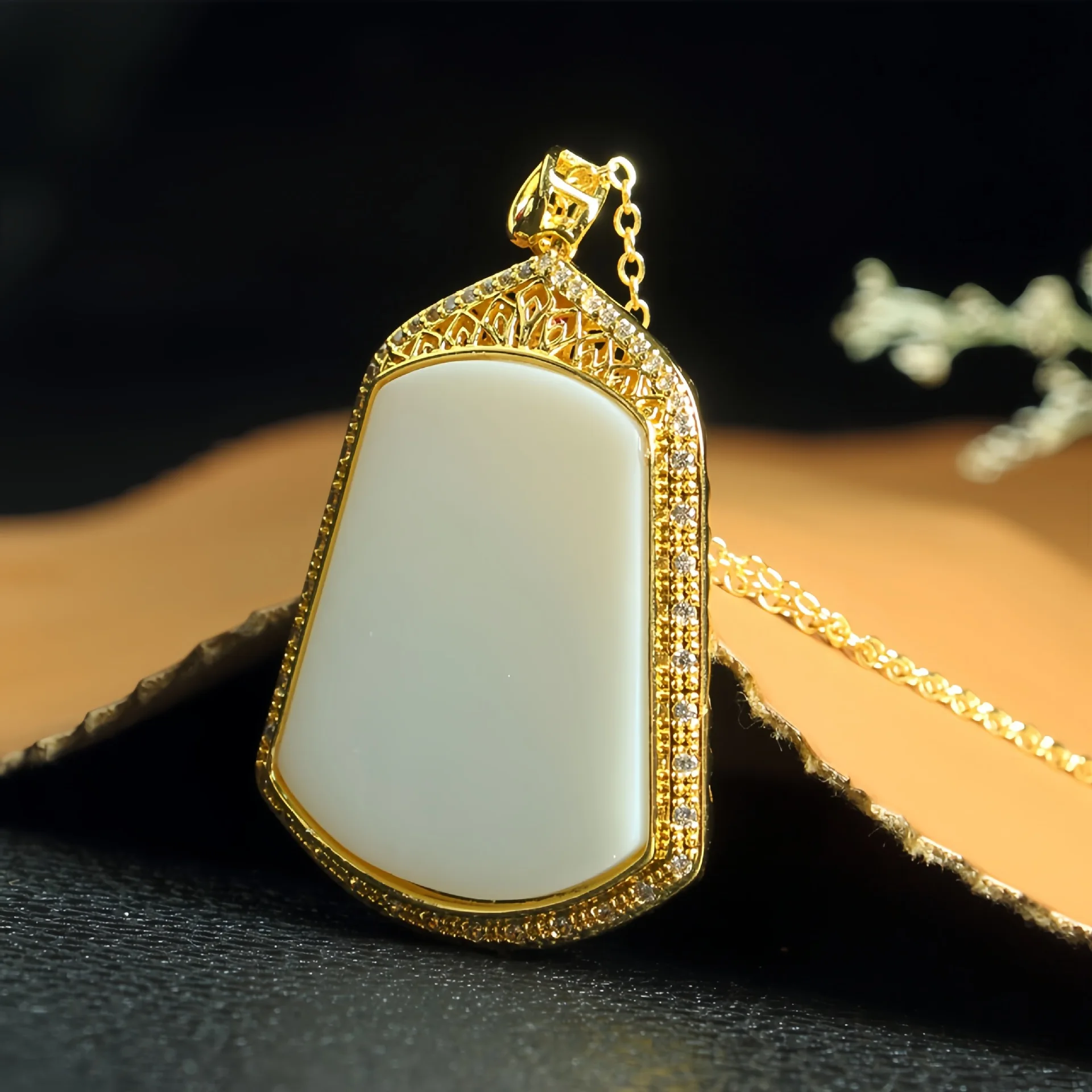 

Кулон из натурального нефрита Хэтянь, нежный