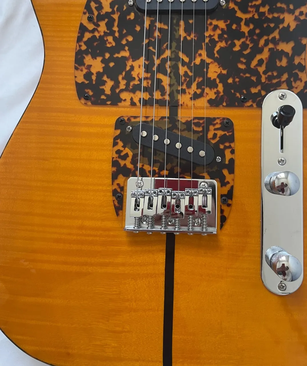 2026 Performance Amber Yellow Flame Maple Top Guitar Leopard Pattern Pickguard Dual Red Guitar