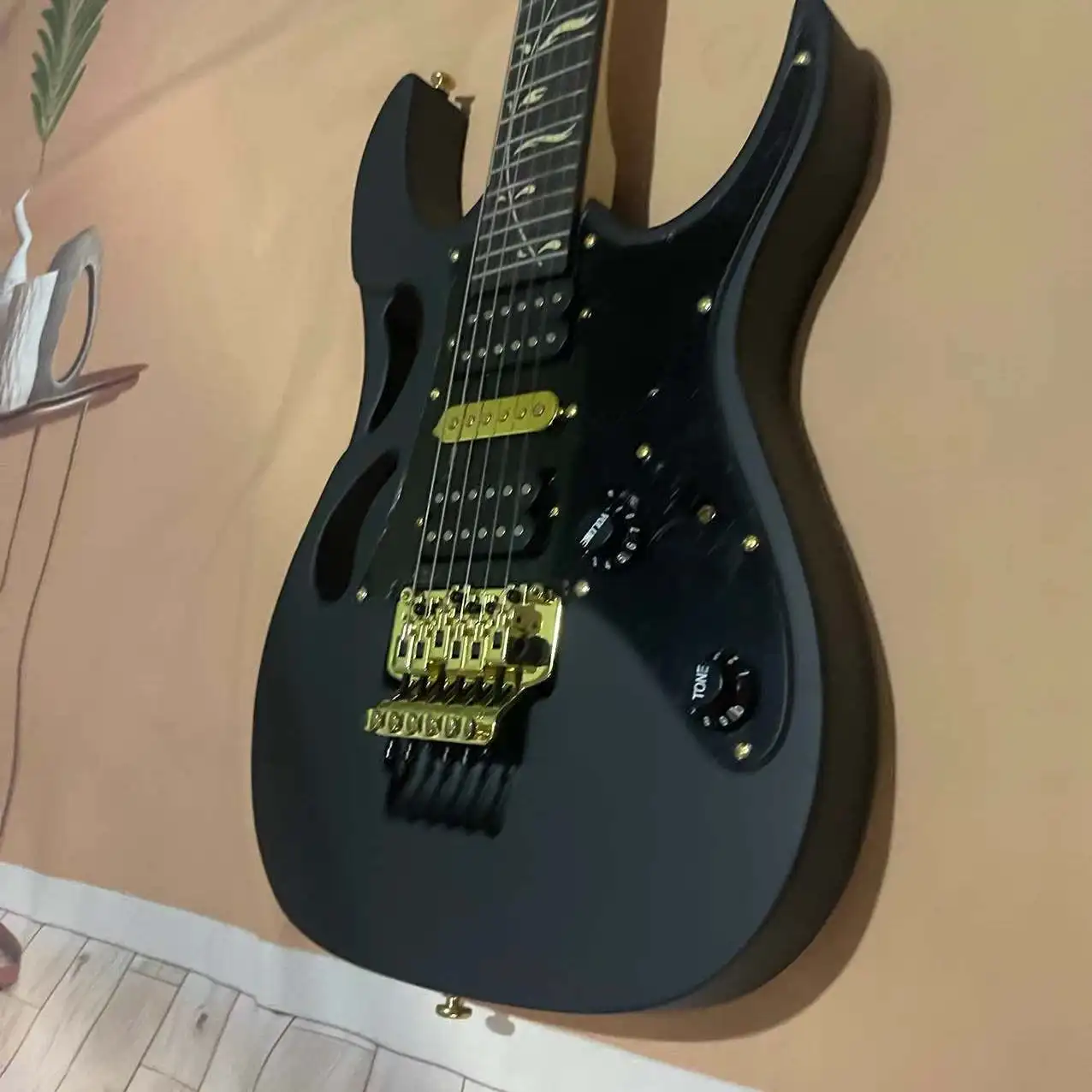 In stock, 6-chord electric guitar, matte black body, with real shipping pictures. Order and ship immediately