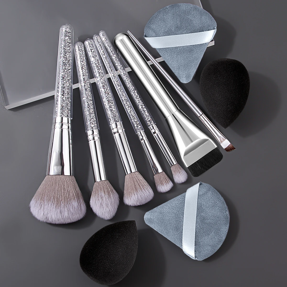 Conjunto de pincéis de maquiagem prateados de 7 peças: pincel de base, pincel de blush, pincel de sombra, pincel de delineador + 4 peças de esponja de maquiagem super macia