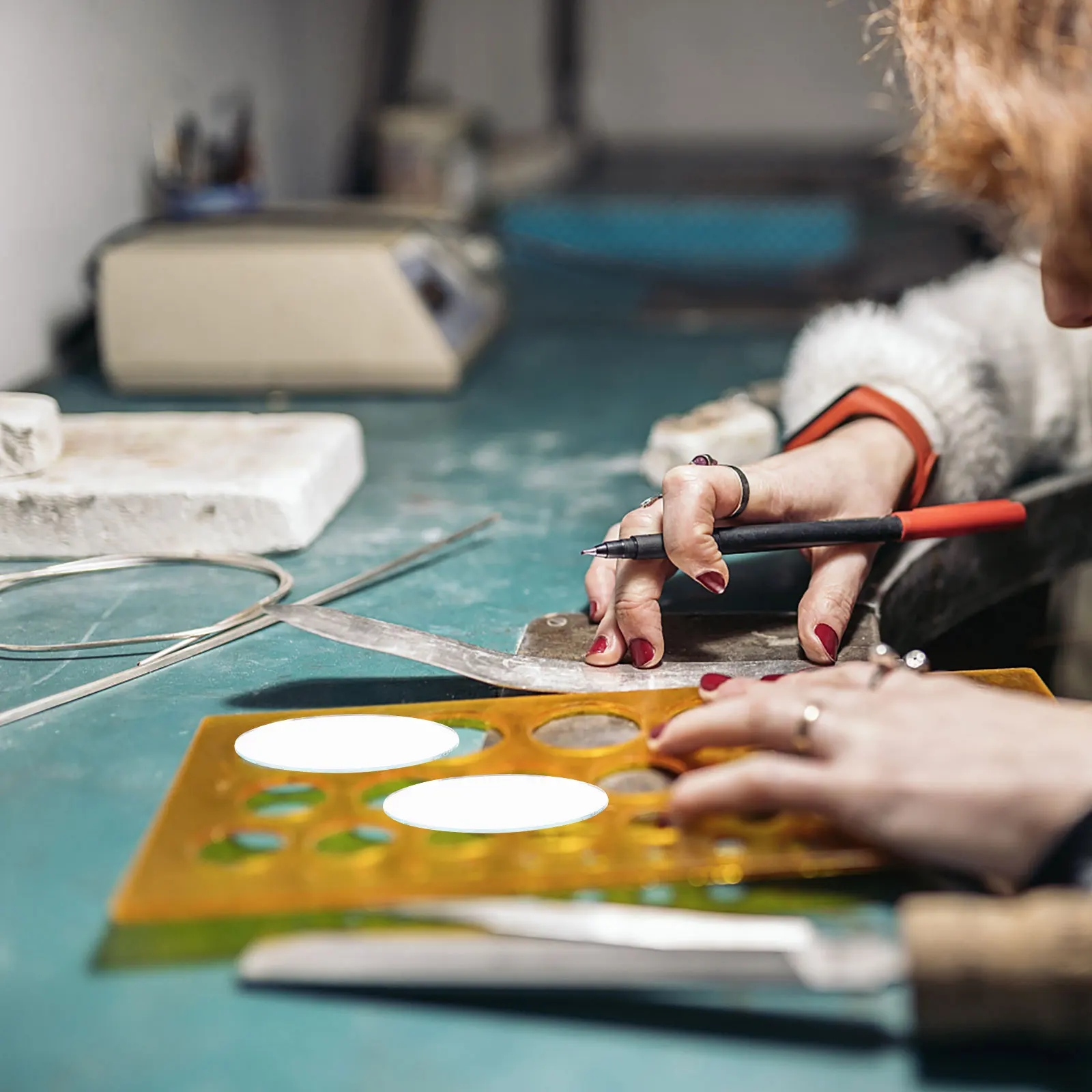 กระจกพกพาแบบวงรีขนาดเล็ก 20 ชิ้น ทำจากโลหะผสม สำหรับผู้หญิง ดีไซน์สวยงาม ป้องกันรอยขีดข่วน เหมาะสำหรับเป็นของขวัญ