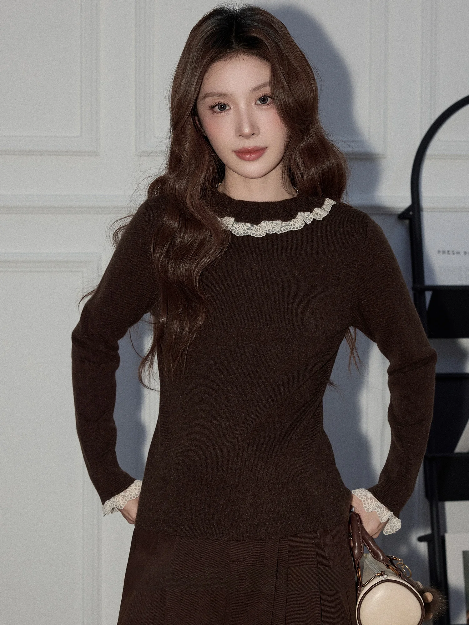 

Уникальный красивый вязаный топ с кружевными вставками для женщин, мягкий французский стиль, облегающий крой, длинный рукав, круглый вырез, пуловер, зимний вариант.