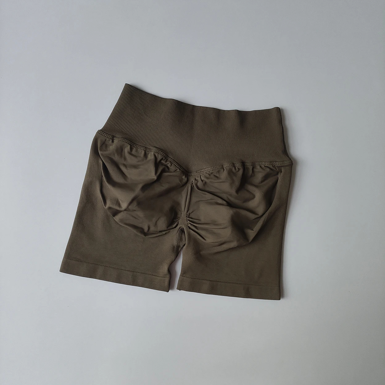 Damen Yoga-Shorts mit Vorderkreuz-Taille, dreiteilig, Hüftstraffend, Schnelltrocknend, Eng Anliegende Sportshorts für Training, Laufen und Fitness – Detail 11
