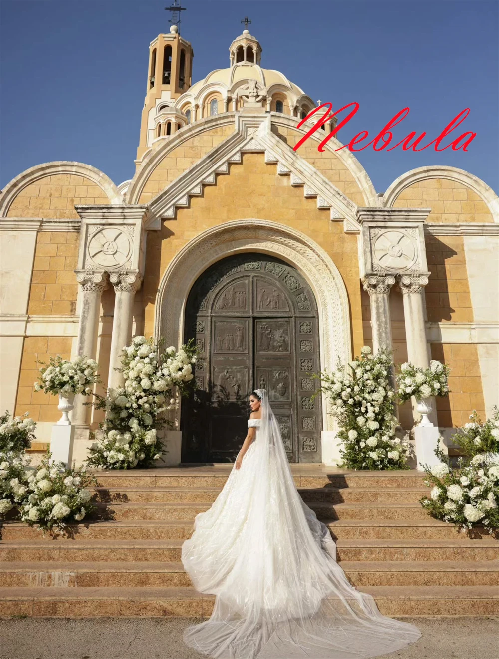 تخصيص فستان الزفاف الأبيض تول مزاجه حمالة قبالة الكتف قصيرة الأكمام أثواب الزفاف فستان قطار مصلى