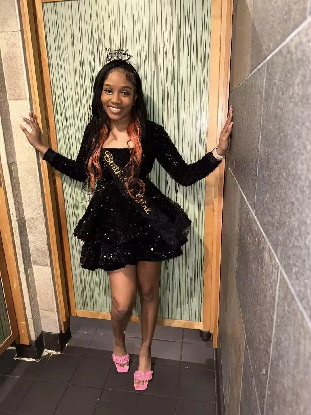 Abito da ritorno a scuola per adolescenti a maniche lunghe lucido 2026 Abito da cocktail da ballo di compleanno con paillettes a strati, abito da sera corto