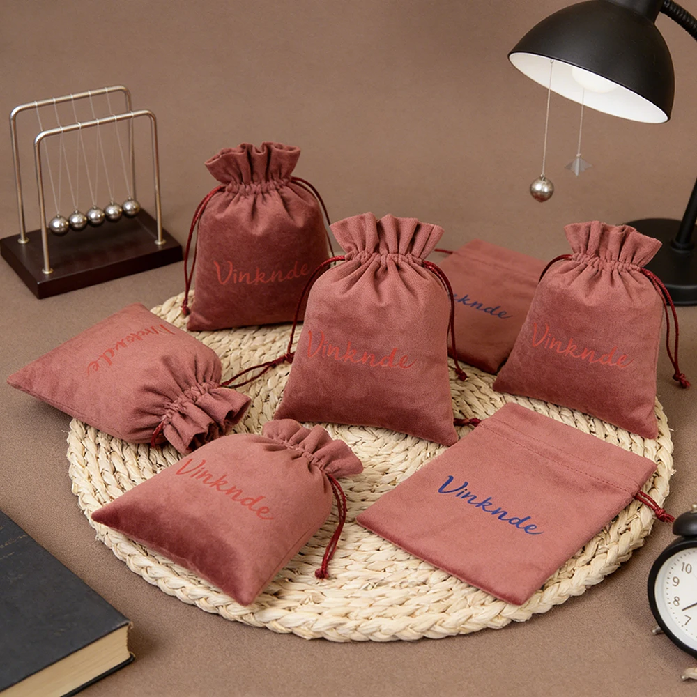 

100 шт., мягкая бархатная сумка с логотипом, 9x12 см, ювелирные изделия, шнурок, подарочная упаковка, упаковка для хранения, свадебные дорожные сумки-саше для конфет