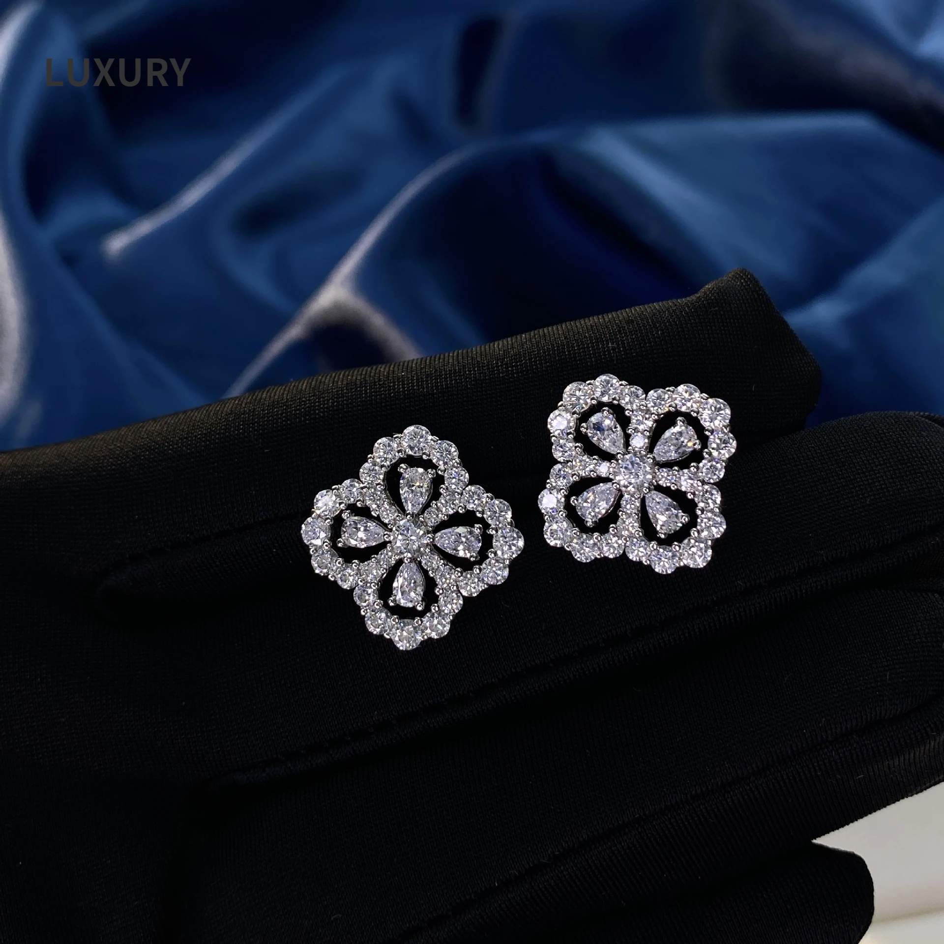 

Luxury100%S925 Sterling Sparkling Full High Carbon Diamond Hollow Out Four Leaf Clover Stud Earrings For Women Fine Jewelry Gift