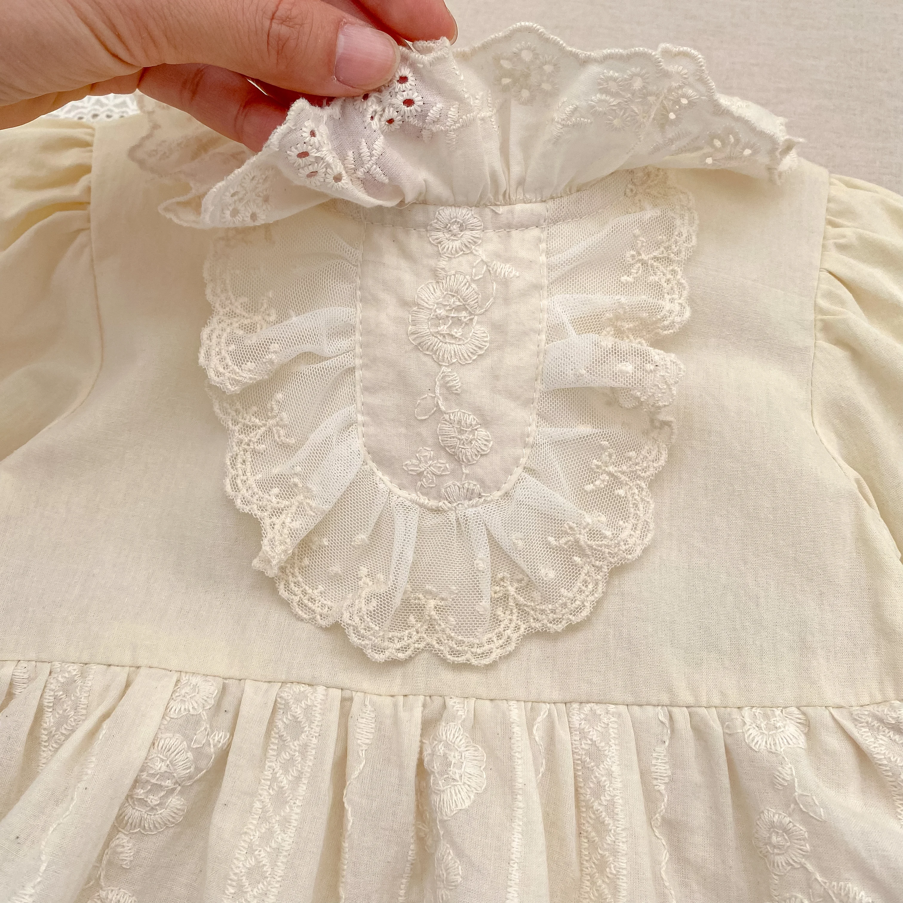 Baby-Mädchen-Strampler im Vintage-Stil mit Spitze, Rüschenkragen, langen Ärmeln, Baumwollrock mit Stickerei, Body, Neugeborenen- und Säuglings-Prinzessinnen-Outfit, 0–24 Monate. – Detail 15