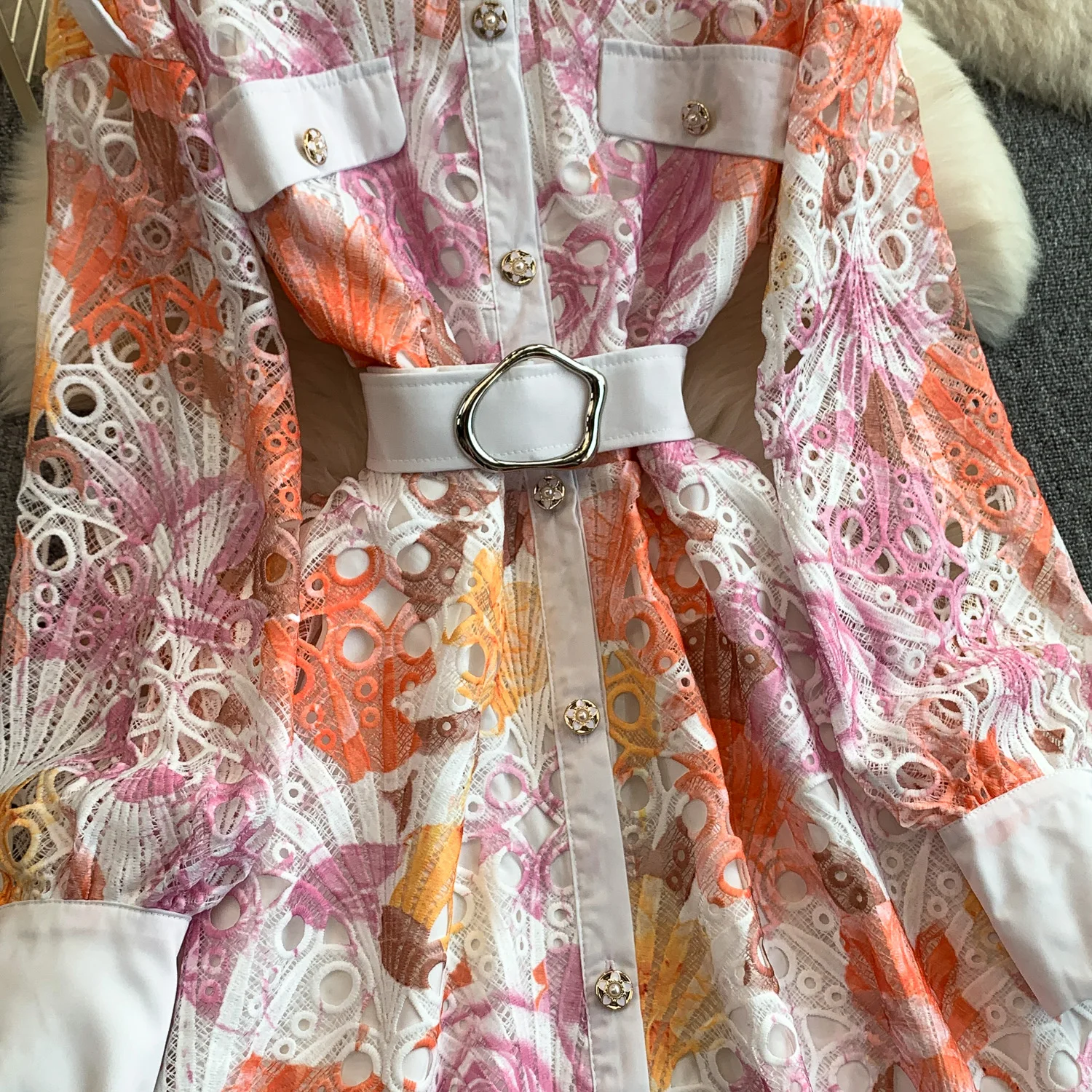 Clothland 女性ヴィンテージレースシャツドレス中空アウト長袖ベルト A ライン女性シックなミディドレス Vestido QE302