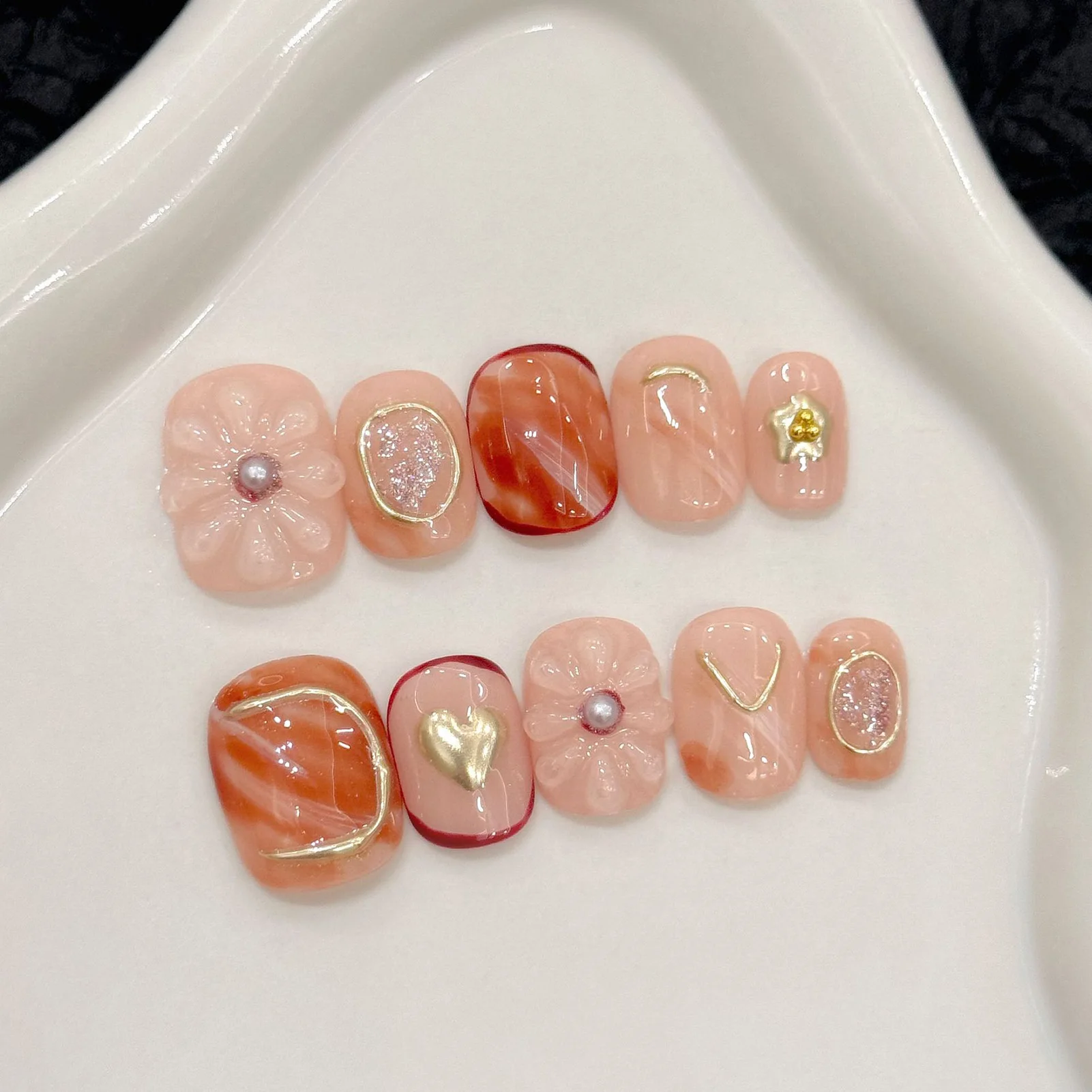 

10pcs Handmade Press On Nails Cute Short Round 3D Carving Flower False Nails Full Cover Retro Style Fake Nail For Autumn Winter