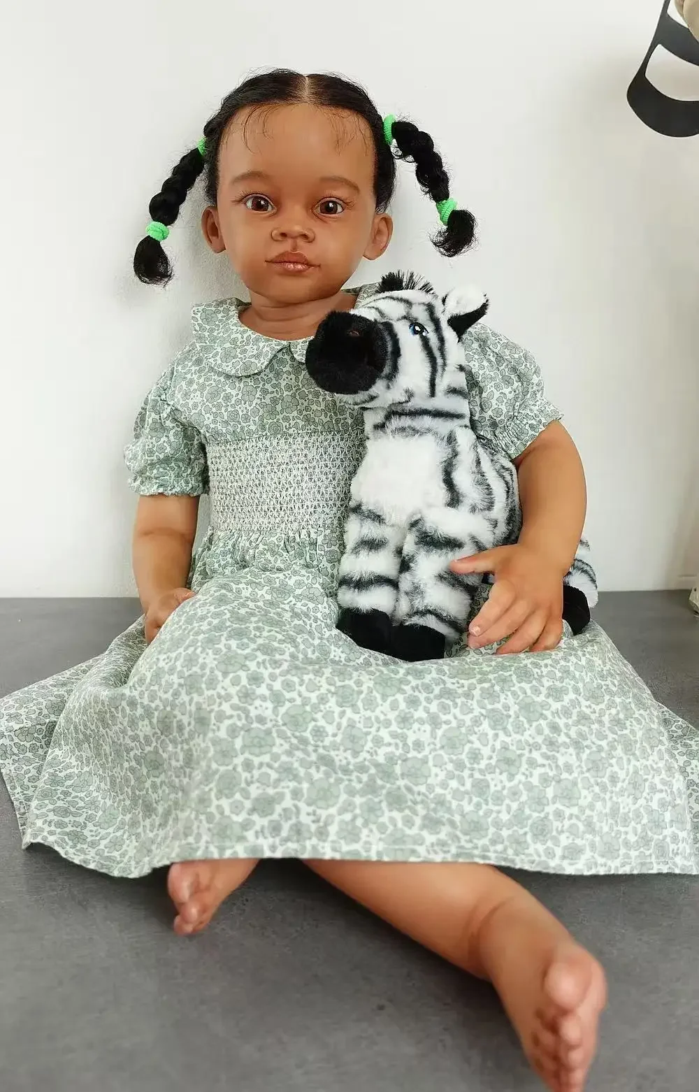 St.Store 32''손으로 뿌린 머리카락이 있는 다시 태어난 아기 Meili 귀여운 드레스가 있는 완성된 인형 어두운 피부 거대한 소녀 크리스마스 선물