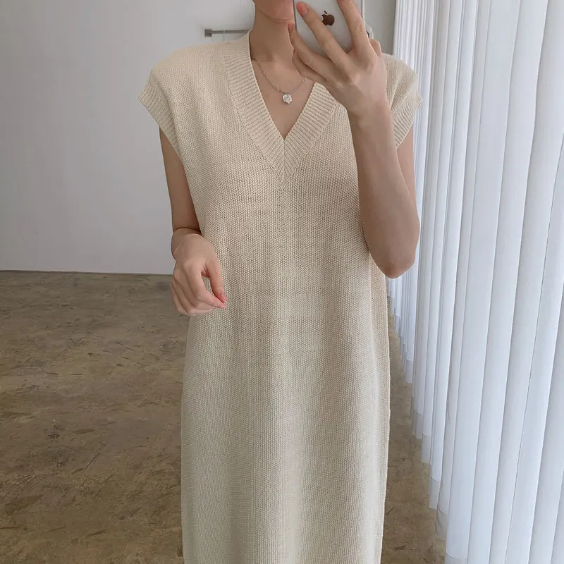 فستان صيفي أنيق برقبة على شكل حرف V بدون أكمام محبوك للنساء فستان طويل فضفاض غير رسمي بلون سادة نمط سترة موضة كورية