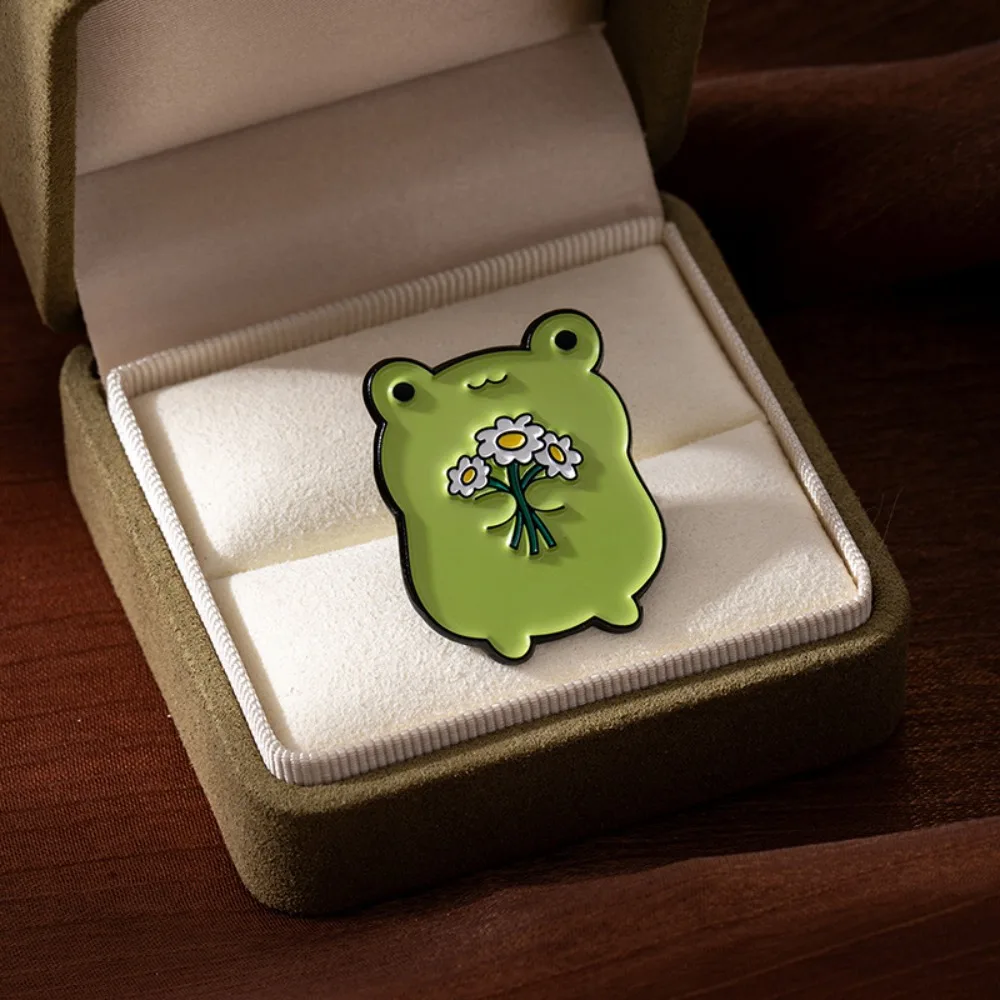Cute Green Frog Holding Daisy Bouquet Enamel Pin Smiling Cartoon Amphibian Floral Metal Badge Nature Lover Backpack Decor Gift