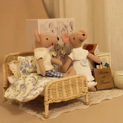 1:8-1:12 Miniature Furniture L-16Cm Light-Colored Rattan Bed with Bedding Suitable for Dollhouse Furniture Decoration