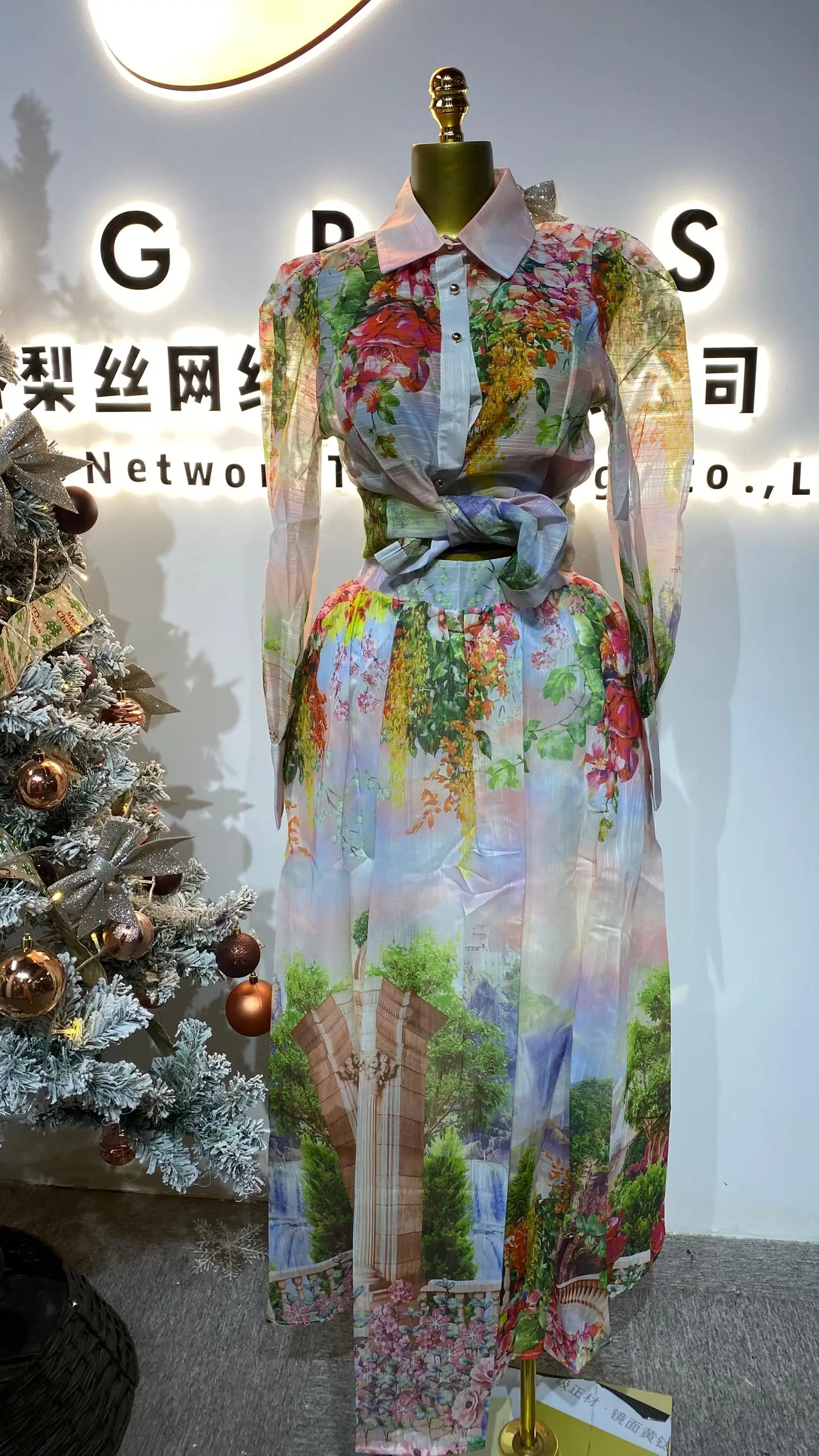 

Elegant Women's Two-Piece Set Dreamy Print Maxi Skirt & Slim Fit Blouse with Turn-Down Collar & Button-Up-GZKK0003