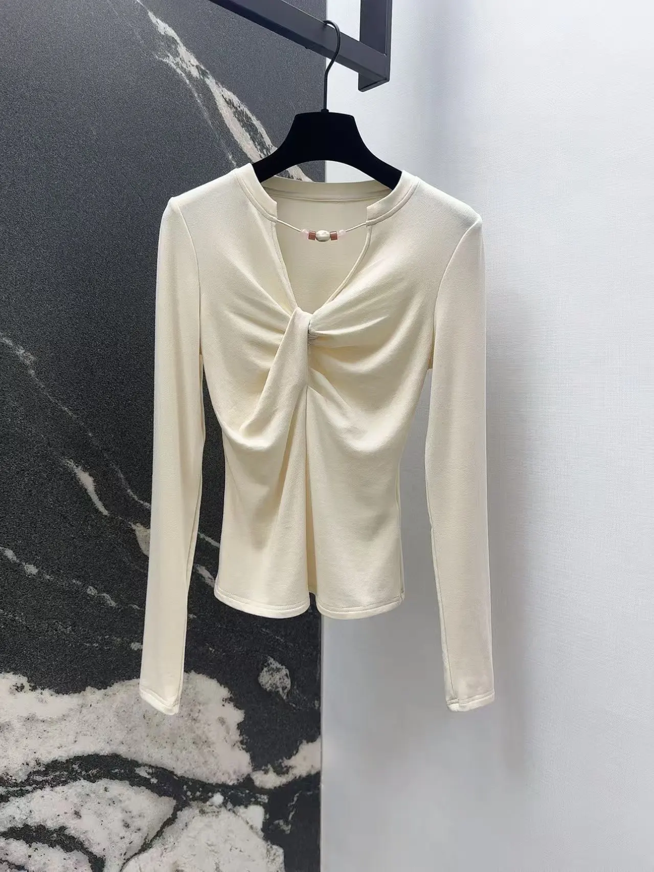 

High quality new women's V-neck long sleeved T-shirt with retro necklace decoration, slim fit and versatile T-shirt top