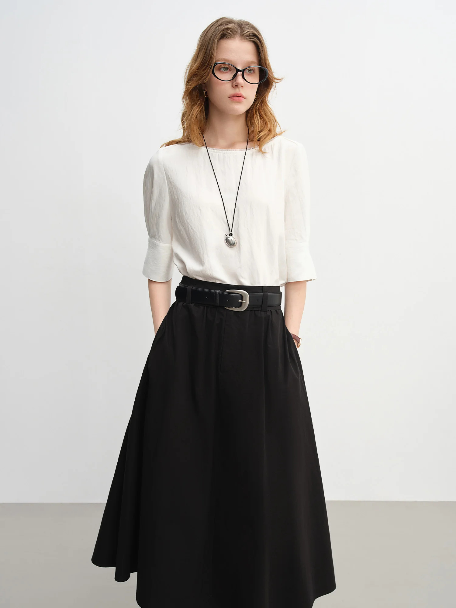 DUSHU Koszula do pracy na jedno ramię, nowa kolekcja jesień 2025, prosta, luźna bluzka z rozcięciem i rękawem trzy czwarte, model 25DS83195