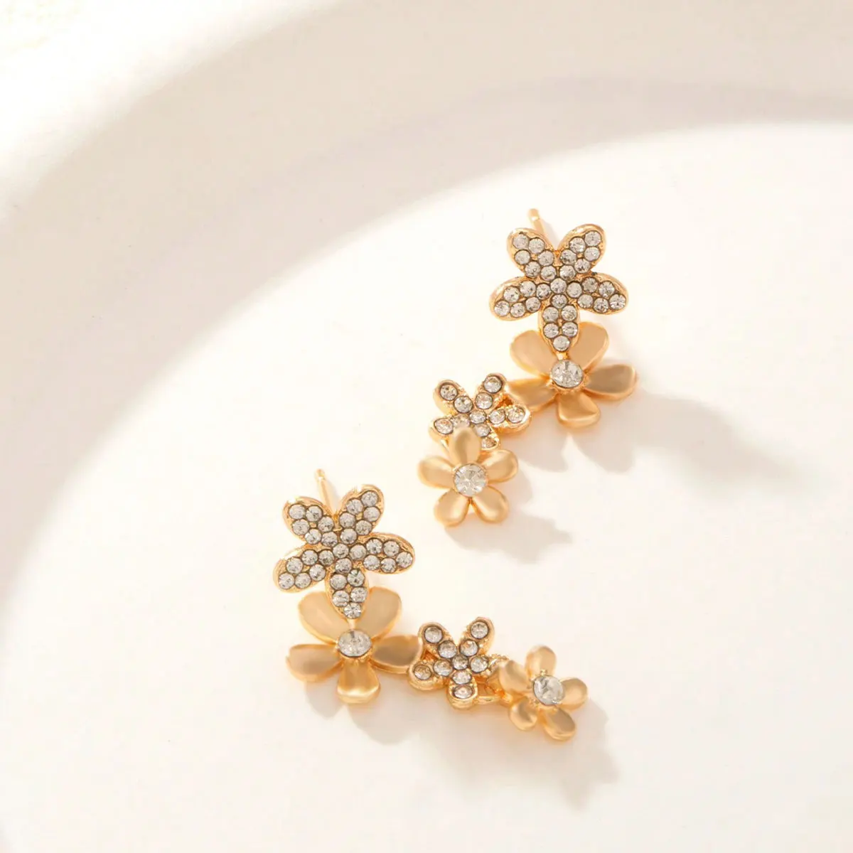 زوج واحد من الأقراط على شكل زهرة بتصميم مرصع بالألماس باللون الذهبي، أقراط ذهبية متعددة الاستخدامات #2