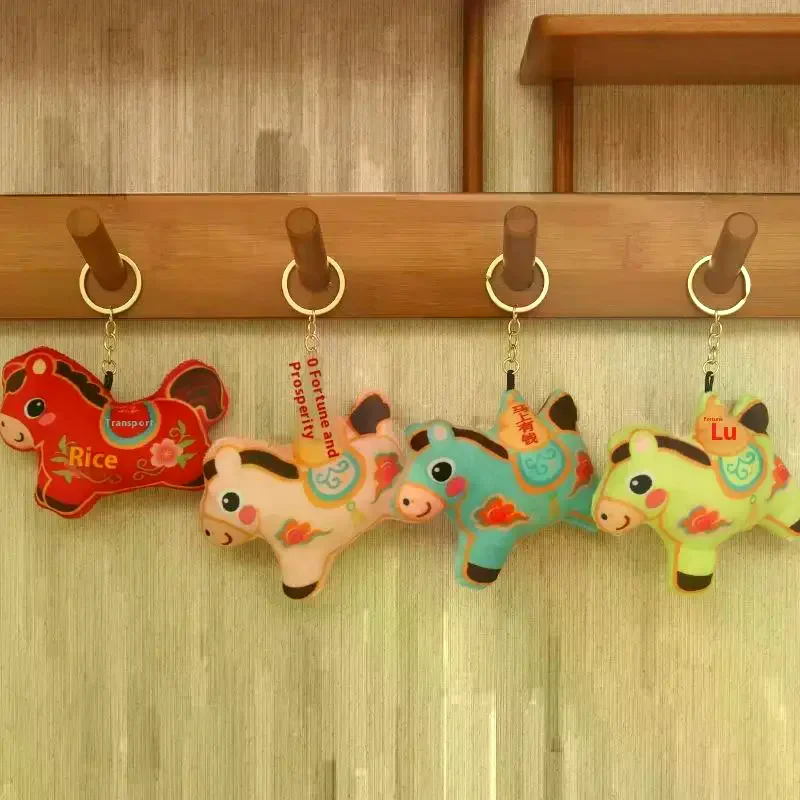 1 stks 2026 Nieuwjaar Paard Cartoon Pop Tas Hanger Mooie Pluche Lucky Pony Sleutelhanger DIY Accessoires Student Geschenken