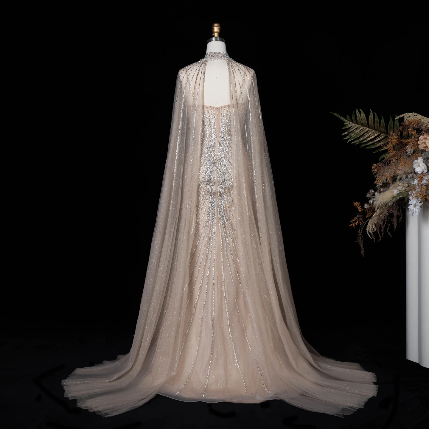 Sharon Said Luxuriöses lila Tüll-Abendkleid, stark perlenbestickt, hoher Kragen, Meerjungfrauen-Schnitt, langer fließender Umhang, formelle Partykleider SS114, maßgeschneidert – Detail 16