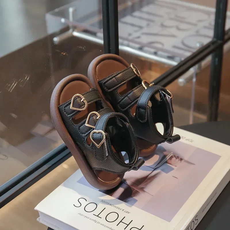 Girls Princess Shoes Pu Leather Soft Sole 2025 Summer Kids Sandals Versatile Love Heart Sweet Toddler Beach Shoes Roman Style