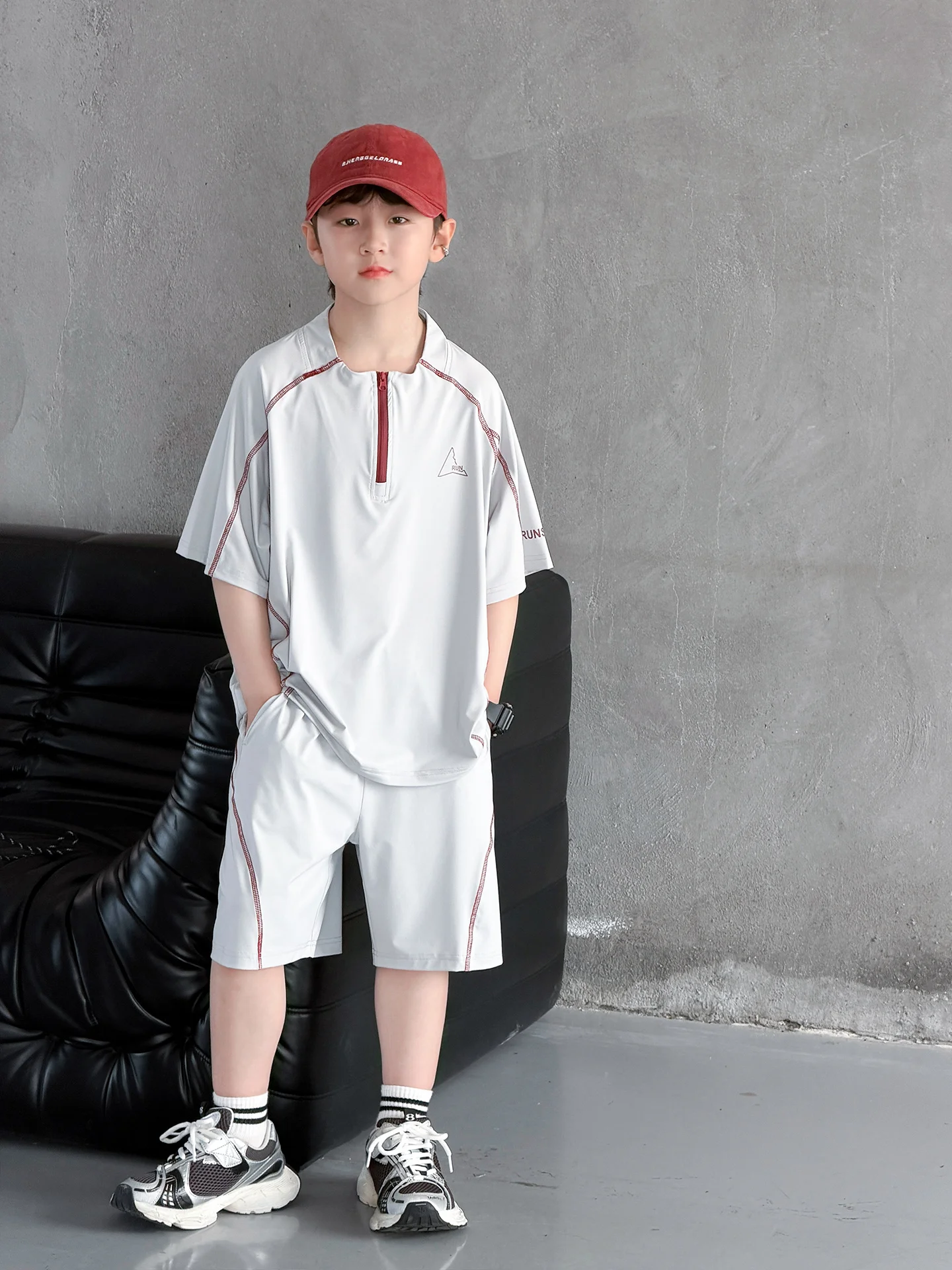 abbigliamento-sportivo-da-ragazzo-set-in-due-pezzi-a-maniche-corte-leggero-e-ad-asciugatura-rapida-design-estivo-alla-moda-e-bello-con-blocchi-di-colore-in-fibra-di-poliestere