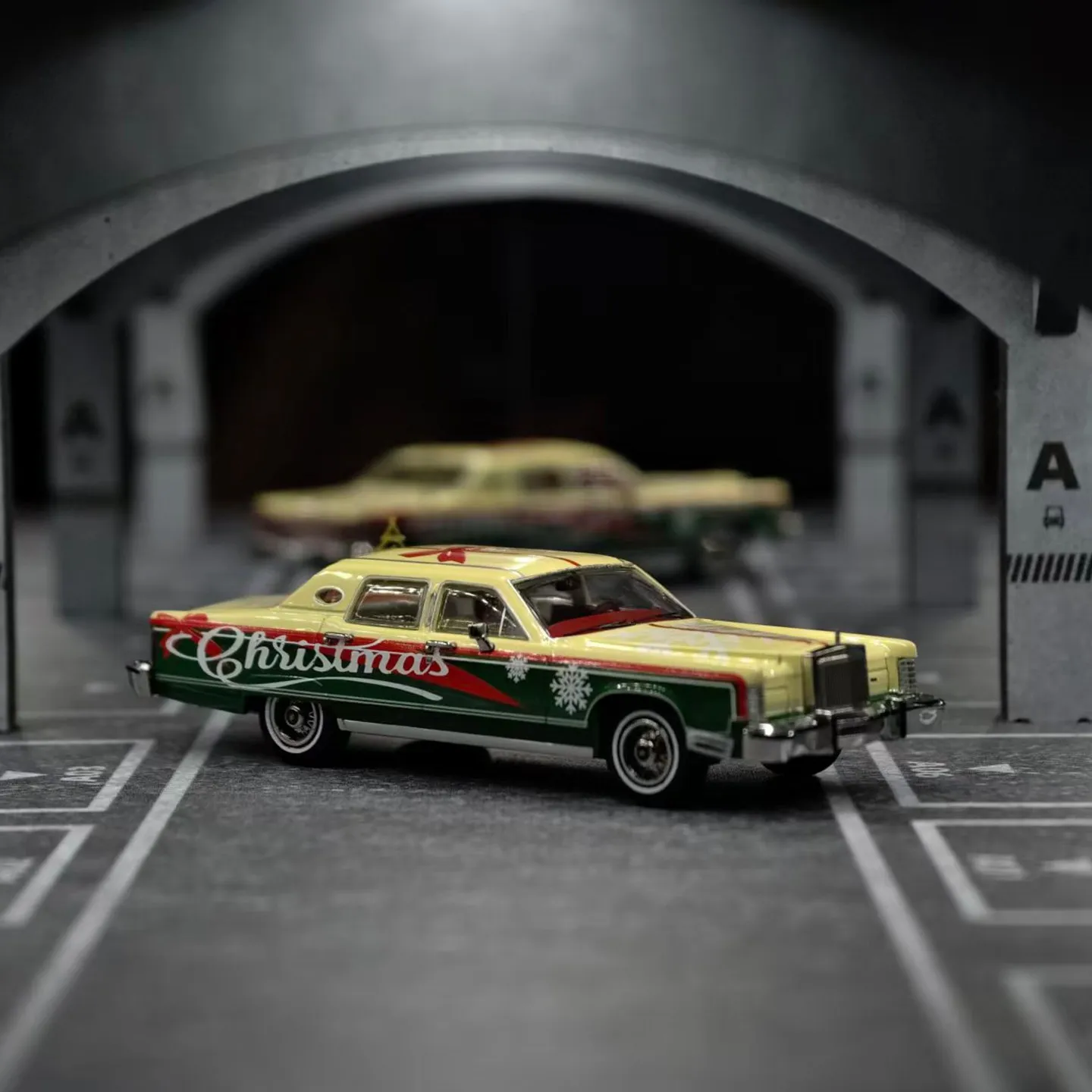 ターニング-クラッシュ-1-64-1979-コンチネンタル-タウンカー-クリスマス-ダイキャスト-モデルカー