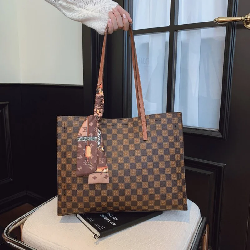 

Women Quilted Shoulder Bag Faux Leather Chain Strap Elegant Ideal for Dating and Weekend Shopping Trips