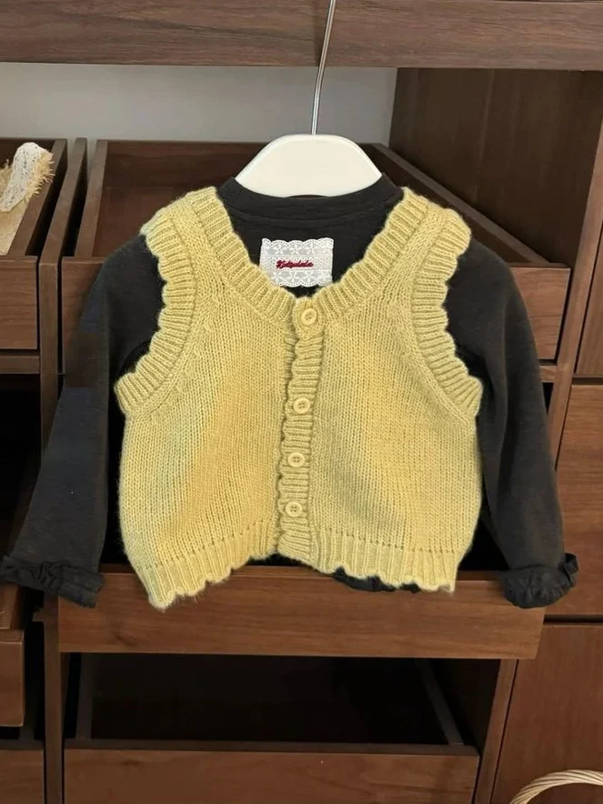 

Стильный вязаный жилет для маленьких девочек, осень 2025, новинка, верхняя одежда для девочек, шерстяной жилет, комплект из двух предметов