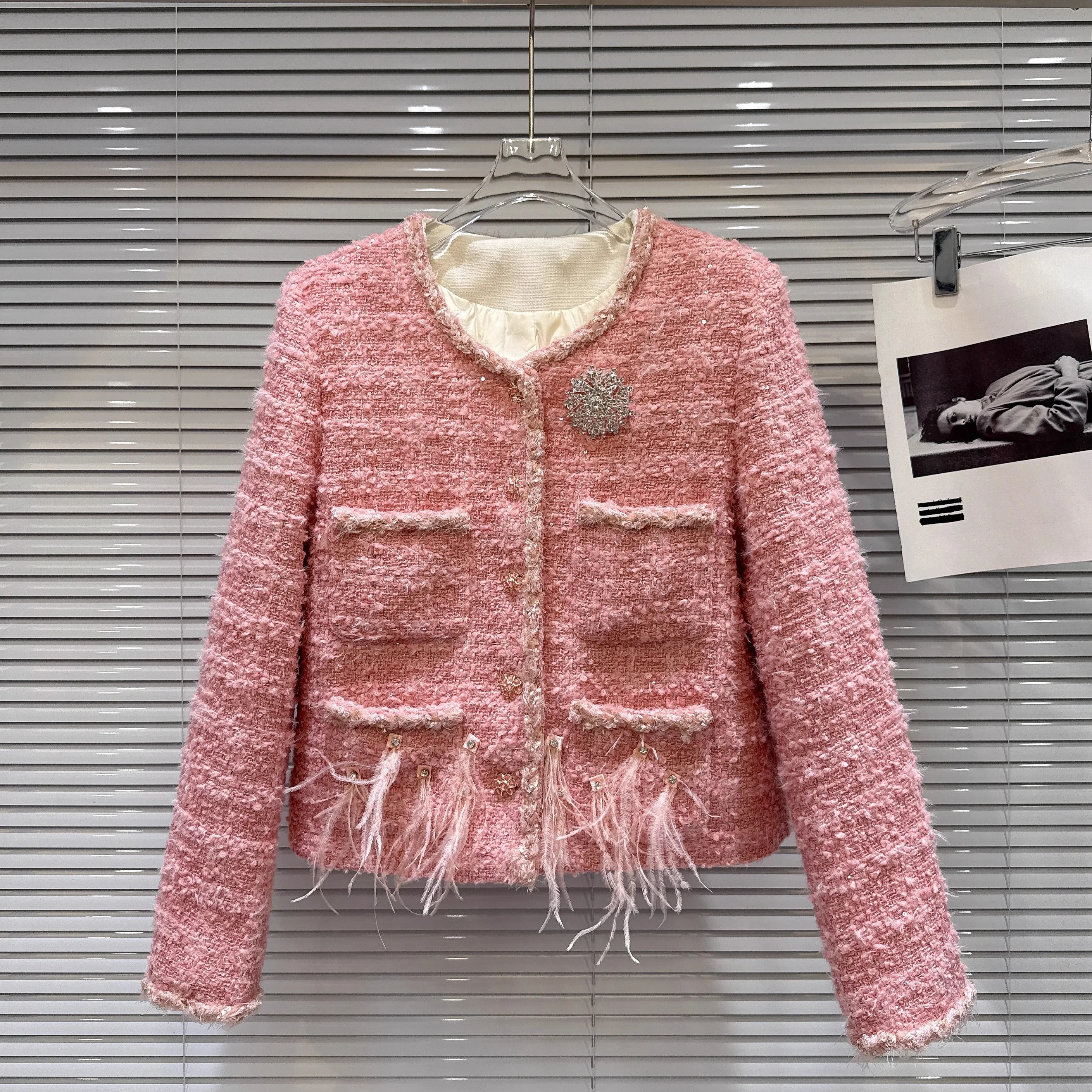 

2025 Winter New Small Chic Style Rhinestone Pin Frayed Pocket Thick Tweed Down Short Coat, High Waist Pink Outwear Top for Woman