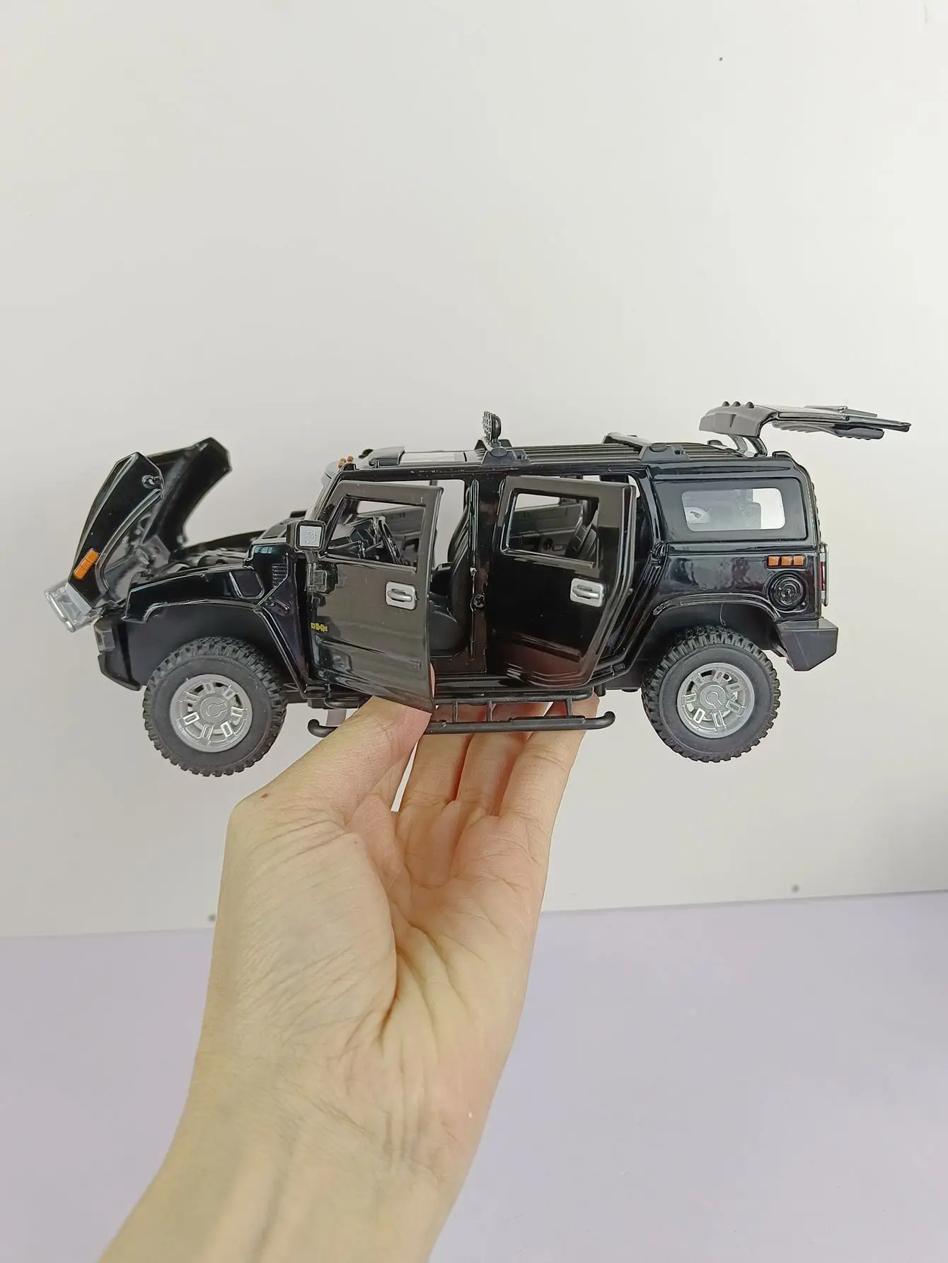 1/24 Hummer H2 Off-Road Alloy Model Car Toy Diecast With Pull Back Sound Light Rear Wheel Suspension Function Vehicle Kids Gifts