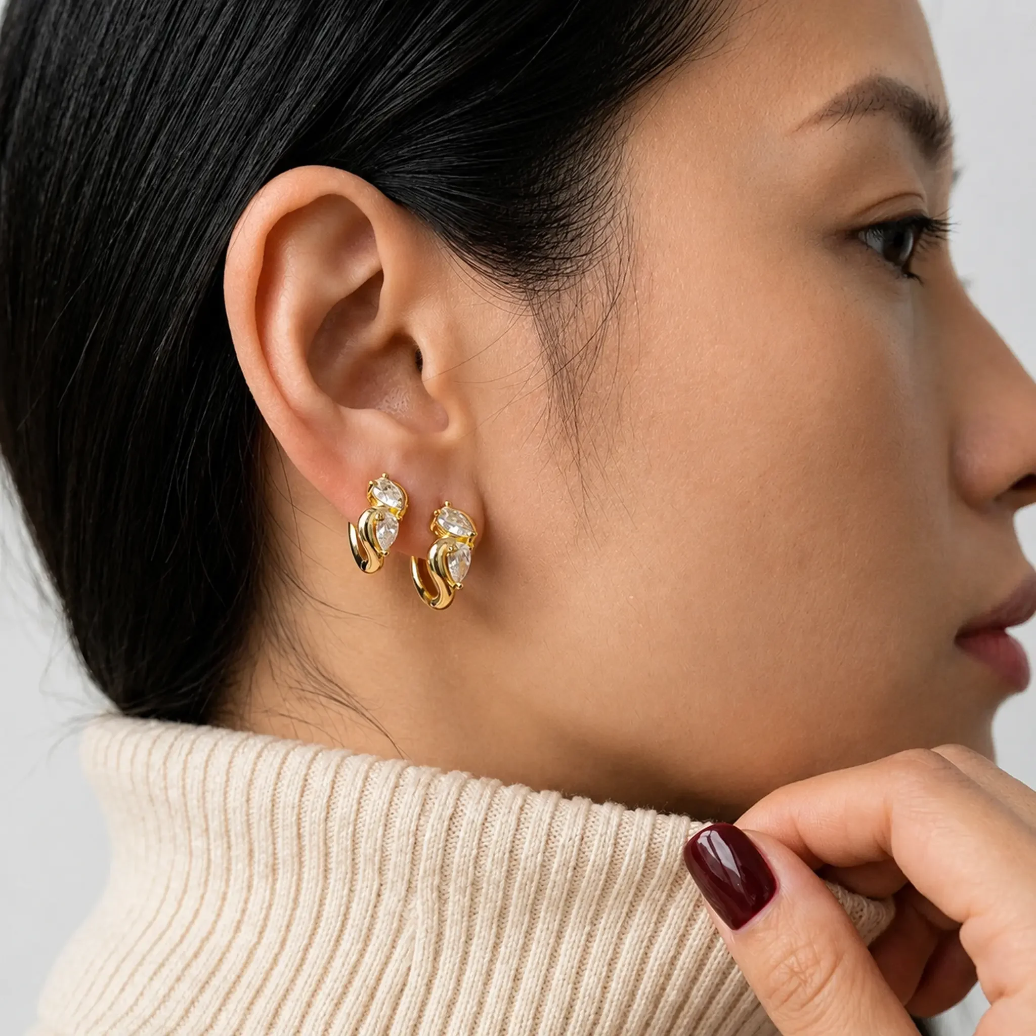 Moonmory Minimalistische Luxus-Ohrringe aus Messing mit gedrehter Birnenform für Damen, 14 Karat Gold, doppelt vergoldet, Marquise-Kontur-Tropfen-Huggie-Ohrringe – Detail 3
