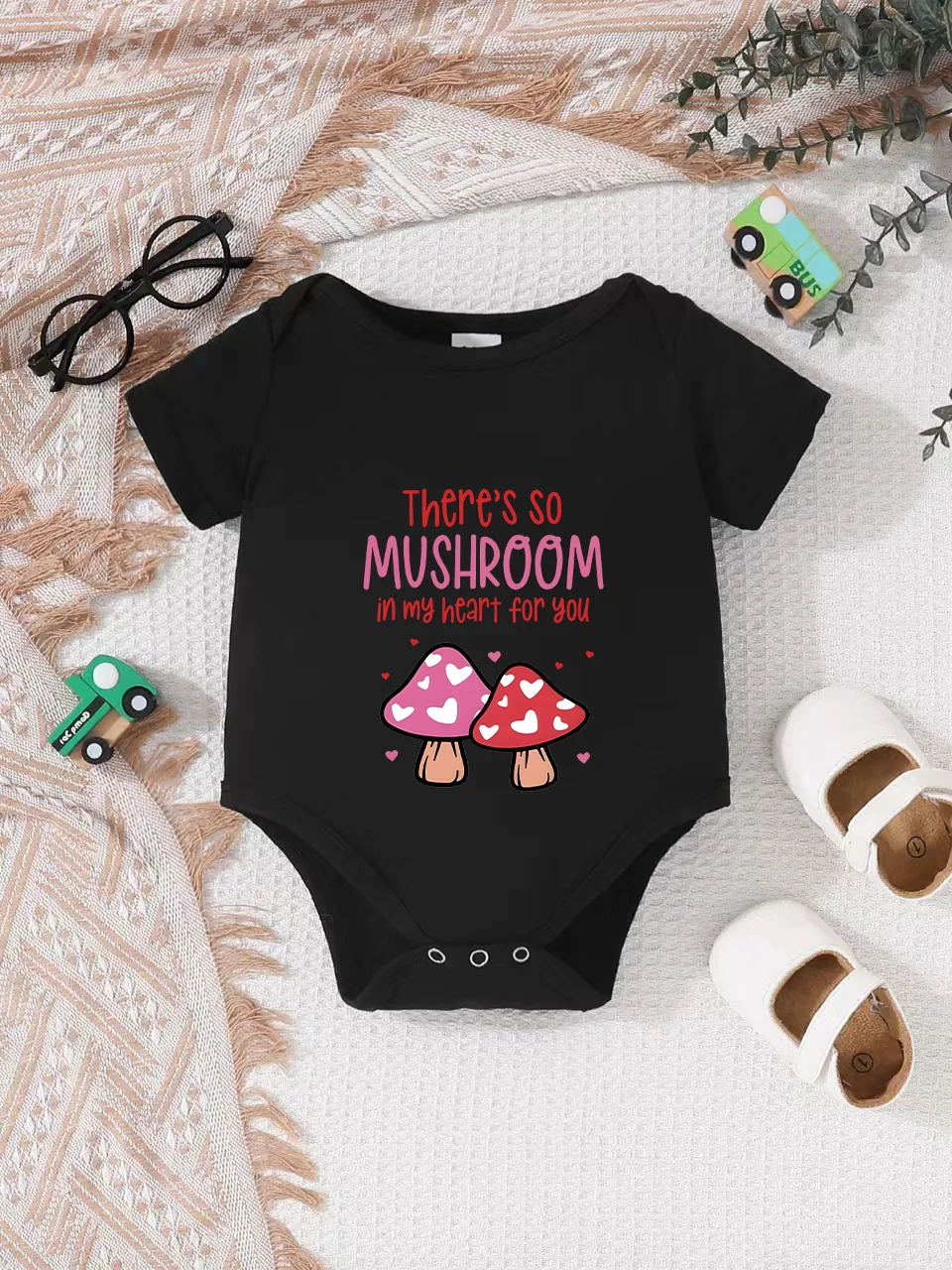Baby short-sleeved triangle bodysuit, fun letter print, button design, easy to care for, suitable for new parents.