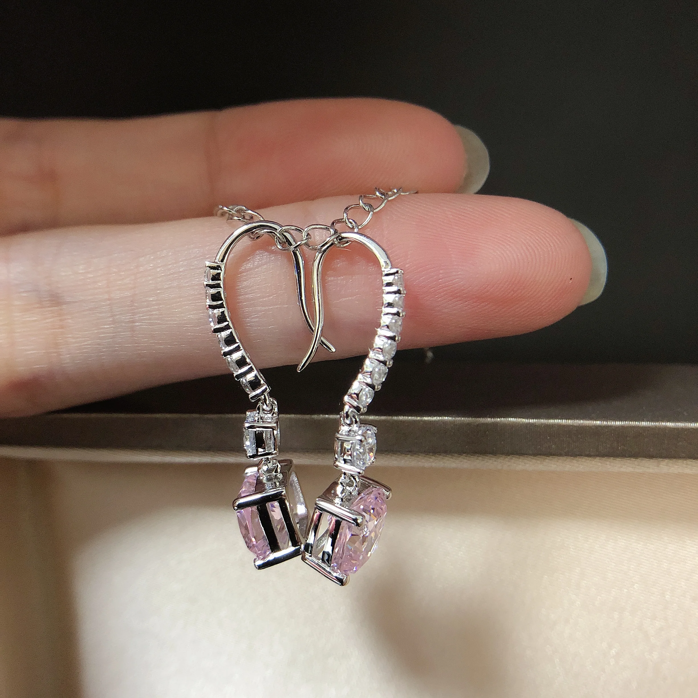 (4 Karat insgesamt) 2 Karat pro Stück, Ohrstecker mit rosa Diamanten im Cushion-Schliff, 18 Karat Weißgold, AU750, Damen-Schmuck, E060 – Detail 3